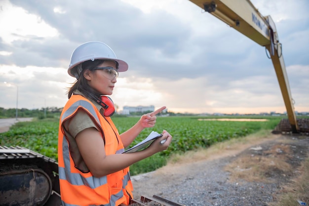 Engenheiros ambientais trabalham na usina de armazenamento de água verificam o pH da água verificam a qualidade da água