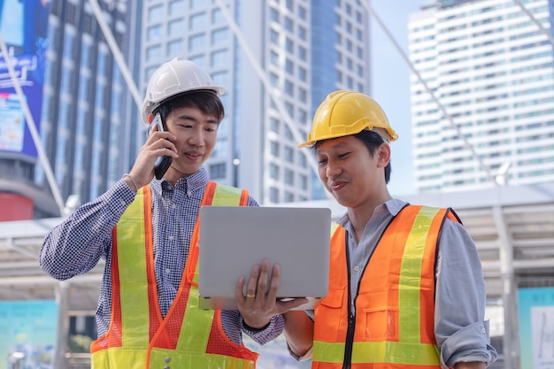 Engenheiros apertando as mãos em canteiro de obras