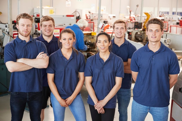 Foto engenheiros aprendizes em seu retrato de grupo no local de trabalho