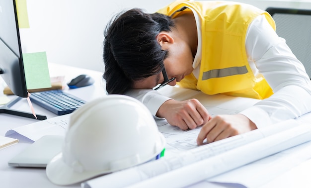 Engenheiros asiáticos se sentem cansados da pressão do trabalho