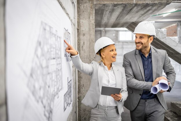 Foto engenheiros civis trabalhando juntos no canteiro de obras, controlando e inspecionando o processo de construção