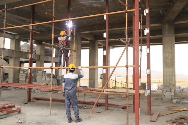 Engenheiros de construção na implementação do projeto