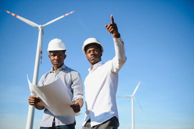 Engenheiros de moinhos de vento para produção de energia elétrica.