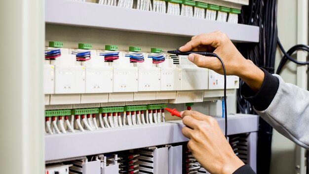 Engenheiros elétricos verificam o funcionamento dos dispositivos de controle elétrico