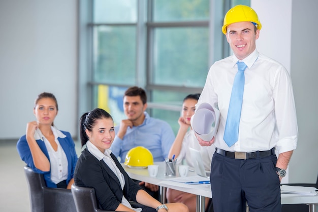 Engenheiros em uma reunião