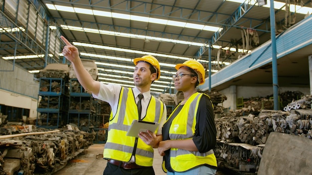 Engenheiros estão trabalhando em uma planta industrial pesada Fábrica de peças de motor.