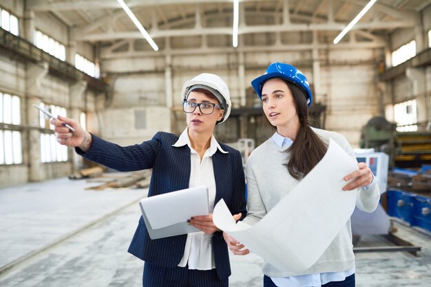 Engenheiros femininos na fábrica