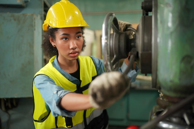 Engenheiros femininos trabalhando na fábrica da indústria
