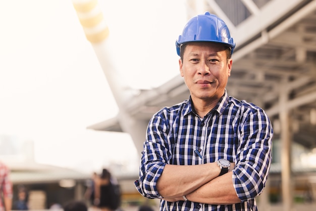 Engenheiros homem trabalhando no plano de construção civil na cidade