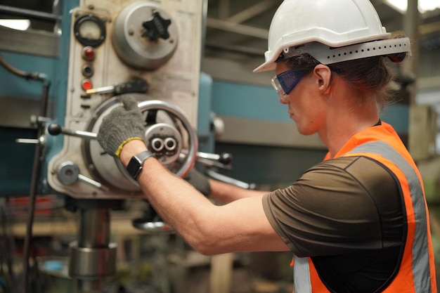 Engenheiros Industriais em CapacetesTrabalho na Fábrica de Fabricação da Indústria Pesadatrabalhador industrial dentro de casa na fábrica homem trabalhando em uma fábrica industrial