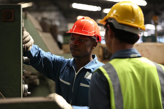 Engenheiros industriais em Hard Hats.Work no Heavy Industry Manufacturing Factory.industrial trabalhador dentro de casa na fábrica. homem trabalhando em uma fábrica industrial.