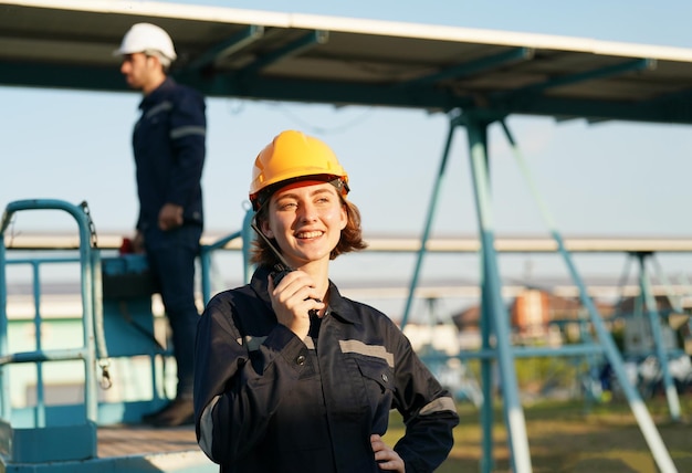 Engenheiros instalando painéis solares no telhado Engenheiros do sexo masculino caminhando ao longo de fileiras de painéis fotovoltaicos