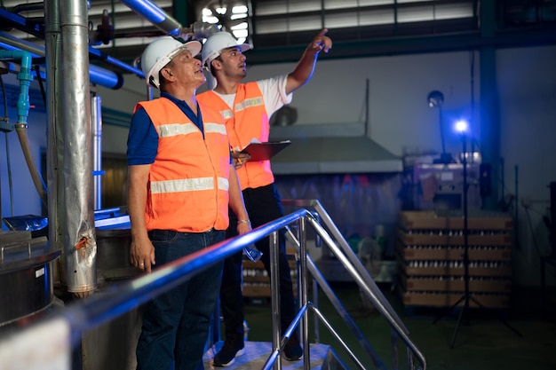 Engenheiros maduros trabalhando na fábrica de engenharia