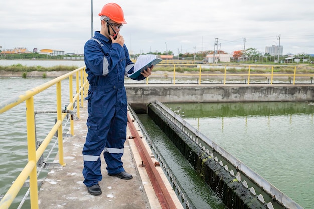 Foto engenheiros mecânicos de técnicos de manutenção de estações de água verificam o sistema de controle na estação de tratamento de água