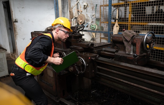 Foto engenheiros mecânicos entram no antigo armazém de máquinas para inspecionar e reparar