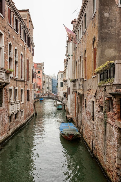 Enger Kanal in Venedig mit geparkten Bürgermotorbooten