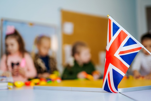 Englisch lernen Schulkinder. Bildung im Vereinigten Königreich. Flagge von Großbritannien.