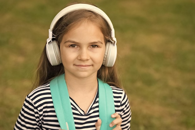 Englisch soll lernen Kleinkinder tragen Kopfhörer Englischschule Sprachunterricht Hörverständnis Neue Technologie Privatunterricht Online-Kurse Lernen Sie Englisch, indem Sie zuhören