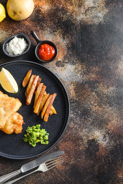 Englisch Traditionelle Fish and Chips mit Erbsenpüree und Tartarsauce