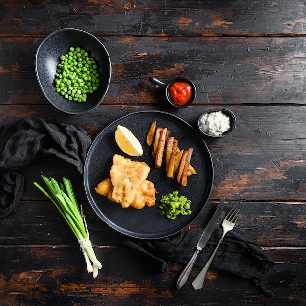 Englisch Traditionelle Fish and Chips mit Erbsenpüree und Tartarsauce