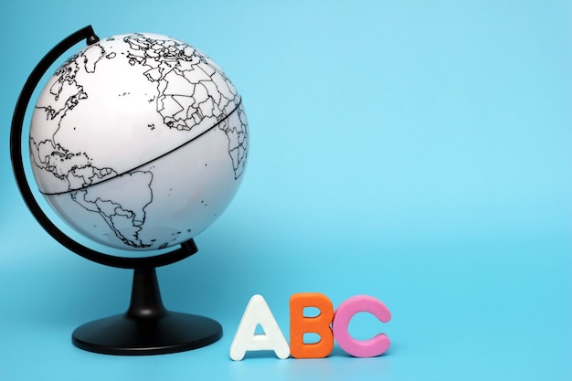 Englische ABC-Alphabetbuchstaben neben Schwarzweiss-Globus