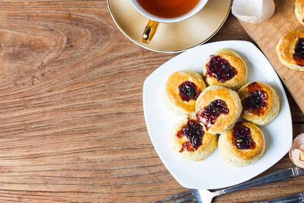 Englische Scones mit Sahne und Erdbeermarmelade