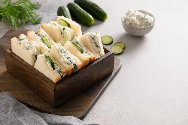 Englische Tee-Sandwiches mit Frischkäse-Dill-Gurke