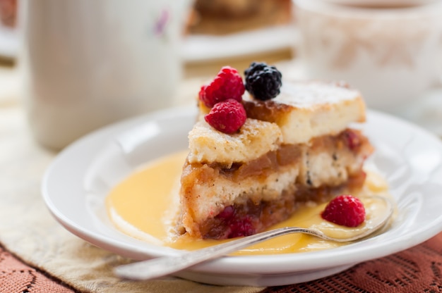 Foto englischer brotpudding mit äpfeln und moosbeeren