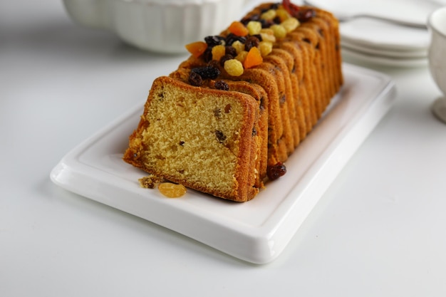 Englischer getrockneter Fruchtkuchen. Traditioneller Weihnachtskuchen mit getrockneten Früchten, Datteln, kandierten Früchten.