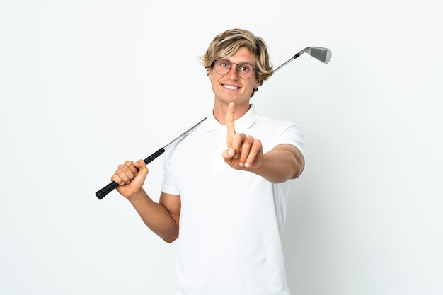 Foto englischer mann, der golf zeigt und einen finger hebt