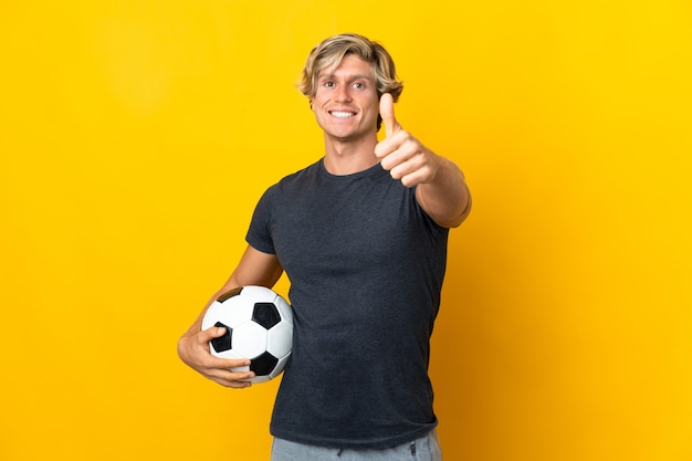 Englischer Mann über gelb mit Fußball und mit Daumen nach oben
