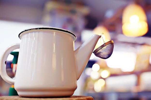 Englischer Tee in einem Café / Tasse und Wasserkocher mit Fünf-Uhr-Tee