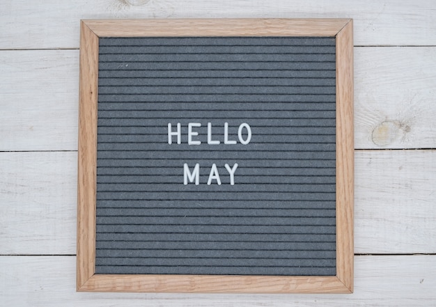 Englischer Text Hallo Mai auf einem Briefbrett in weißen Buchstaben