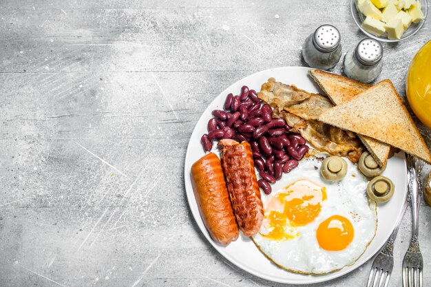 Foto englisches frühstück eine auswahl an snacks mit orangensaft