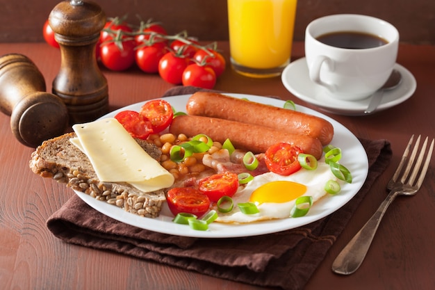 Englisches Frühstück mit Spiegeleiwürsten Speck Tomaten Bohnen