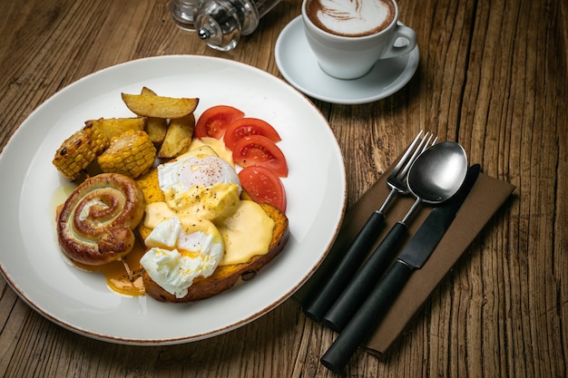 Englisches Frühstück mit Toast, pochiertem Ei, Sauce und Wurst auf einem Holztisch