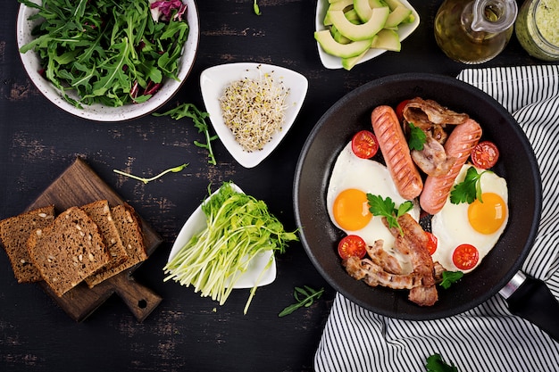 Englisches Frühstück - Spiegelei, Tomaten, Wurst und Speck.