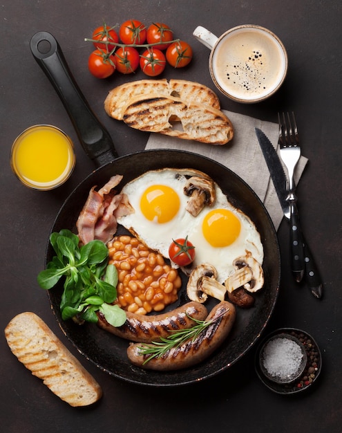 Englisches Frühstück Spiegeleier Würstchen Speck