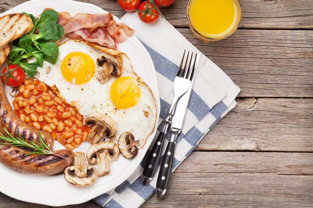 Englisches Frühstück Spiegeleier Würstchen Speck