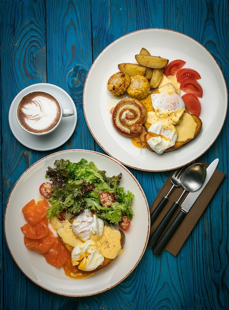 Englisches Frühstück, Toast, pochiertes Ei, Sauce, Lachs