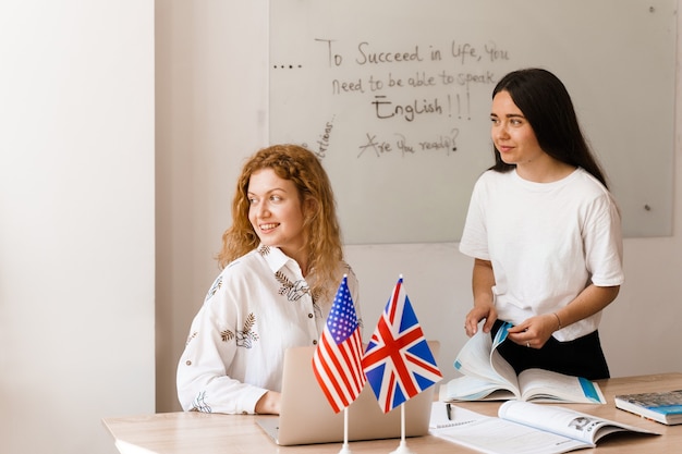 Englischlehrer fragt Schüler in weißer Klasse