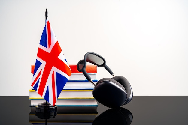 Englischlernen-Konzept mit Büchern und der Flagge Großbritanniens