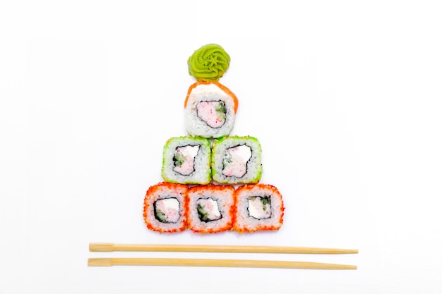 Engraçado árvore de natal comestível feita de sushi - ideia criativa para restaurante japonês em branco