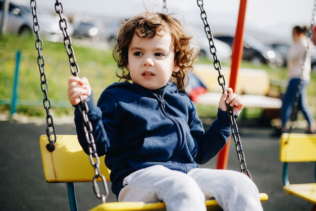 Engraçado bebê feliz fofo brincando no playground. A emoção da felicidade, diversão, alegria. Sorriso de uma criança.