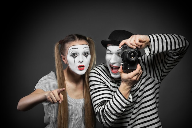 Engraçado casal de mímicos tirando uma foto