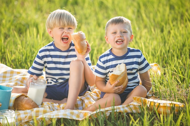 Engraçado crianças bebendo leite e comendo pão