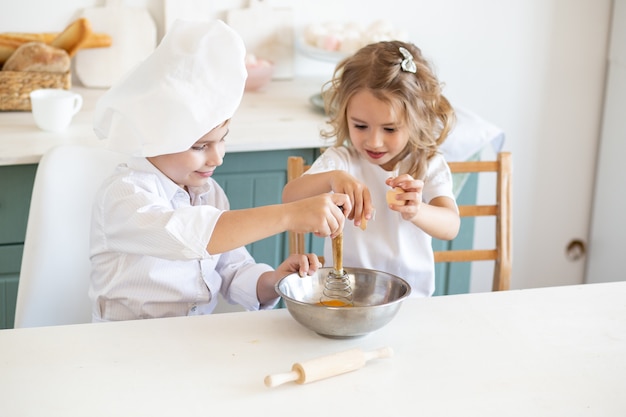 Engraçado crianças desfrutando na cozinha preparar comida