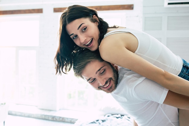 Engraçado e feliz, um lindo casal sorridente e fofo passa tempo juntos, eles dançam, brincam e se divertem um com o outro. Amor, relacionamentos, família e dia de São Valentim