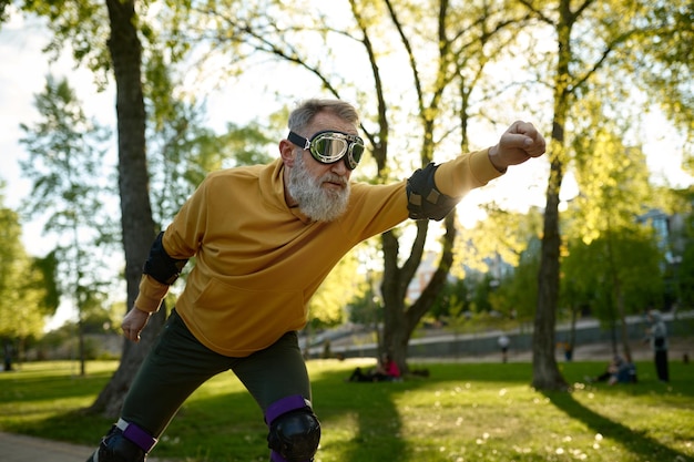 Foto engraçado homem maduro usando óculos andando rápido de patins na rua da cidade