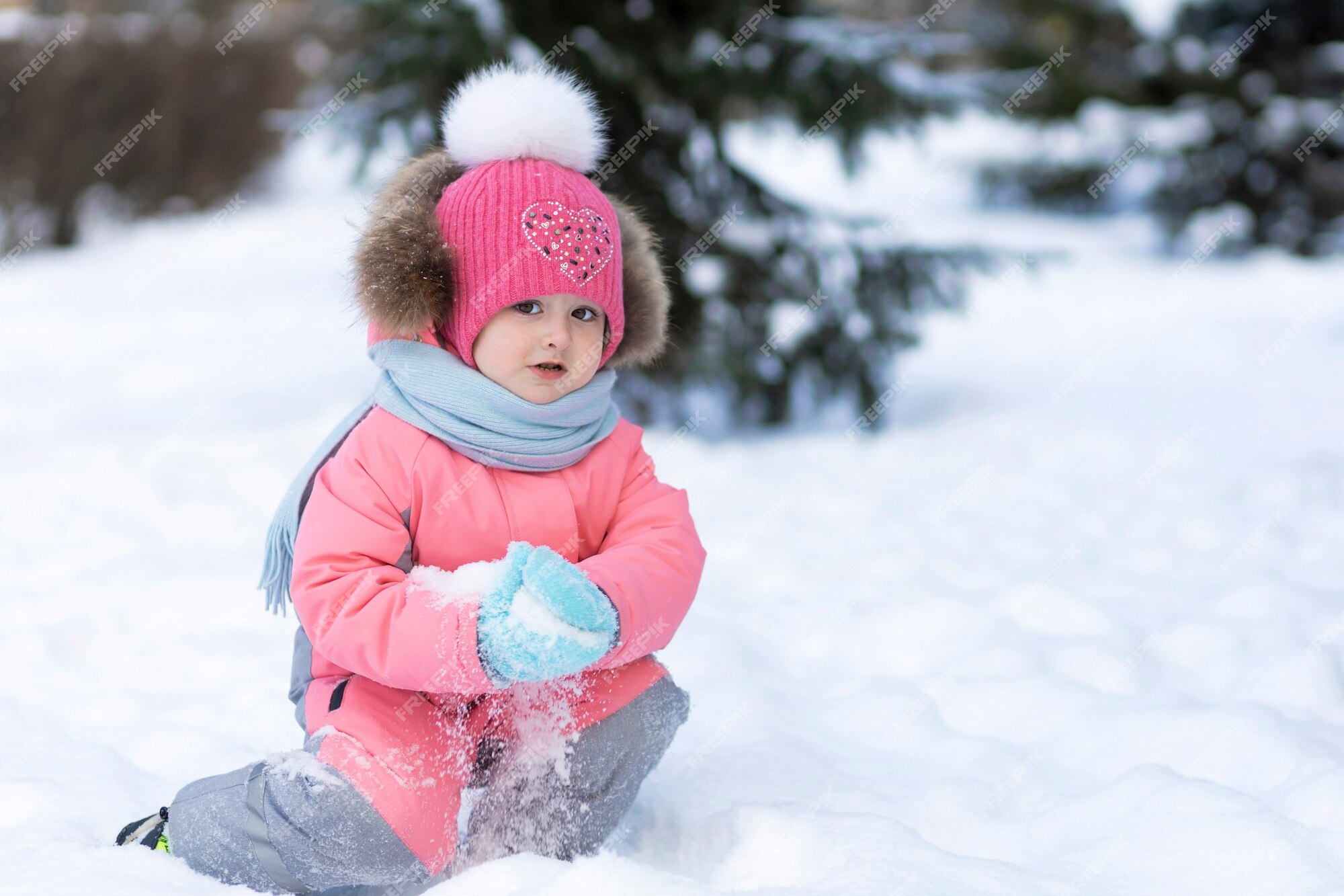 Engraçado menina criança brincando em bolas de neve. inverno jogo